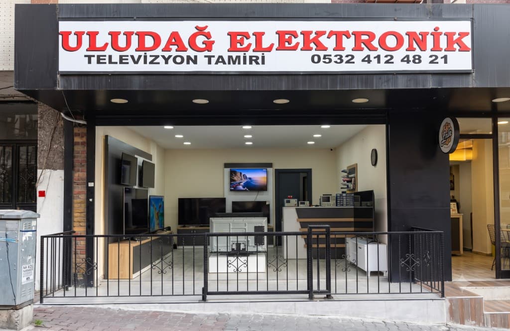 Uludağ Elektronik mağaza dış görünümü